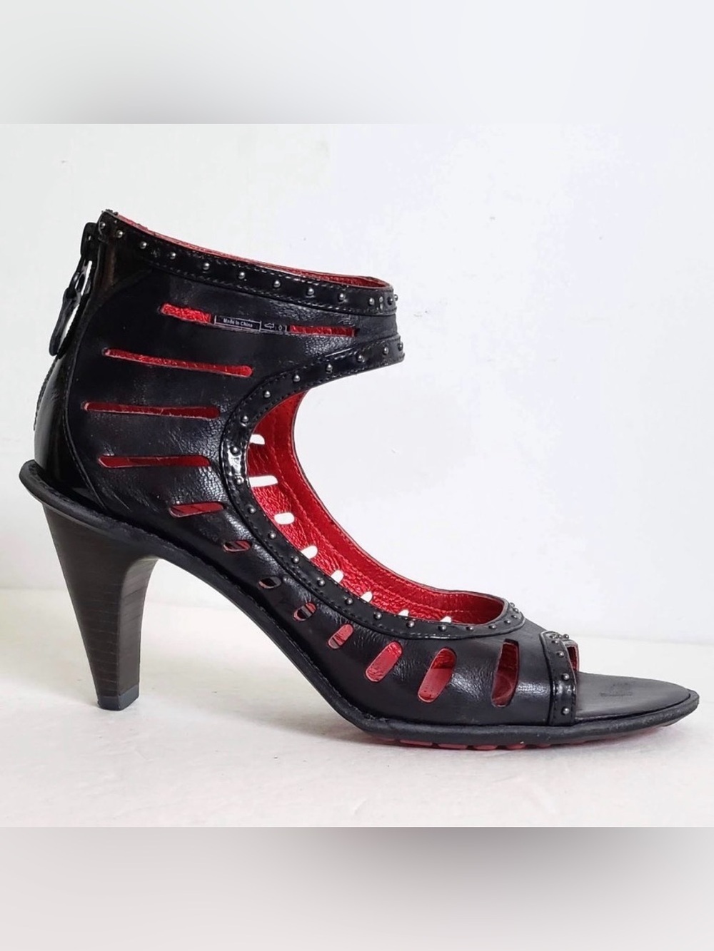 Tsubo leather heel sandal cutout studs black red open toe zipper US6